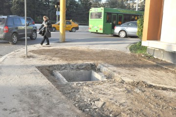 Constănţeni în război cu Primăria: „Străzile sunt plombate cu pământ şi pietriş!”